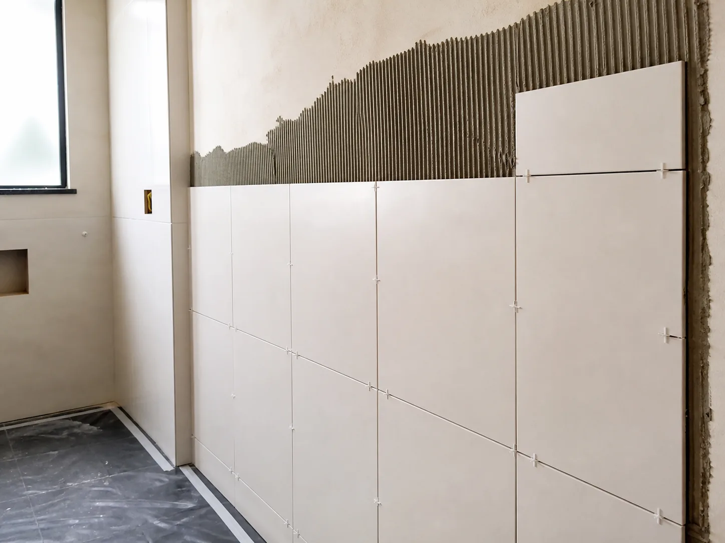 Assentamento de revestimento cerâmico em ambiente residencial