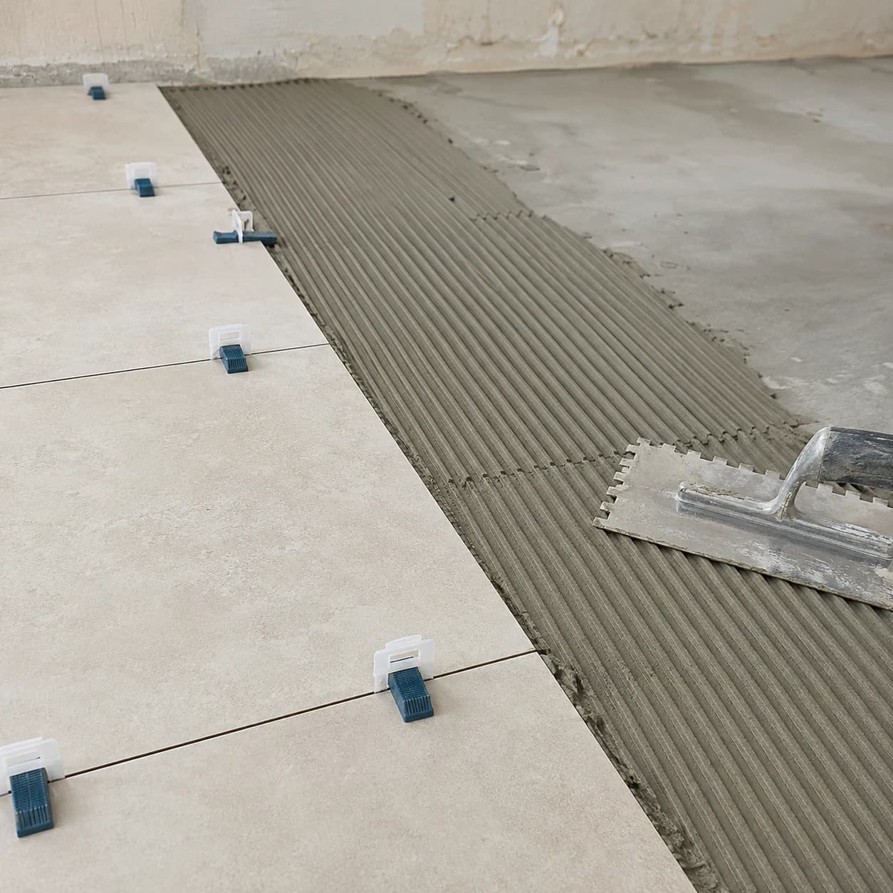 Infraestrutura elétrica e hidráulica em parede de alvenaria